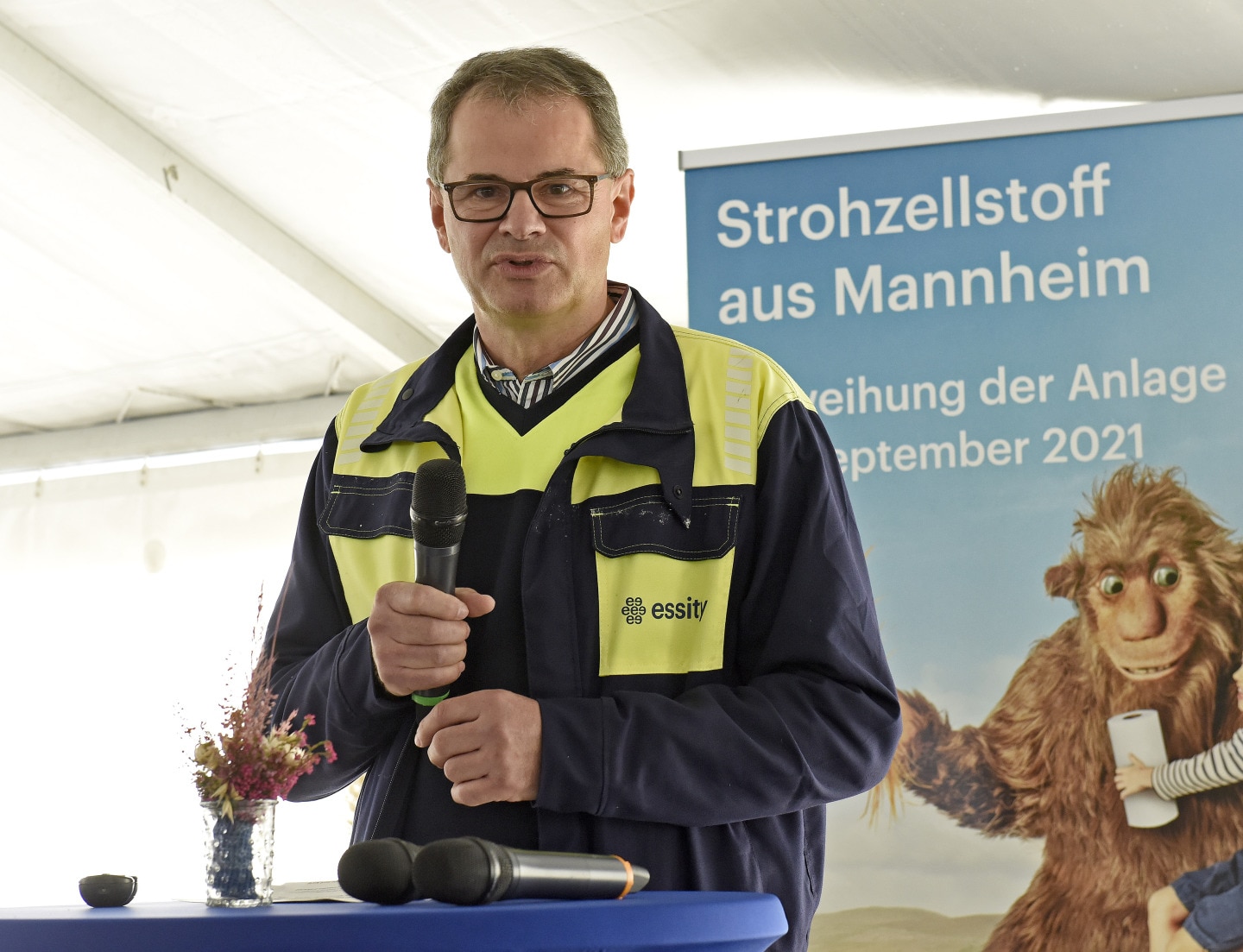 The factory manager at the microphone during the inauguration of the factory.