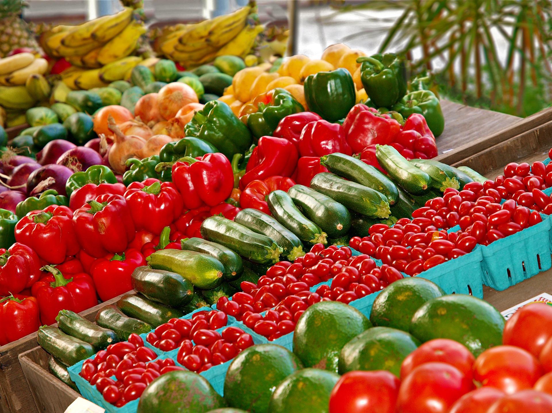 Ein Markststand mit buntem Obst und Gemüse.