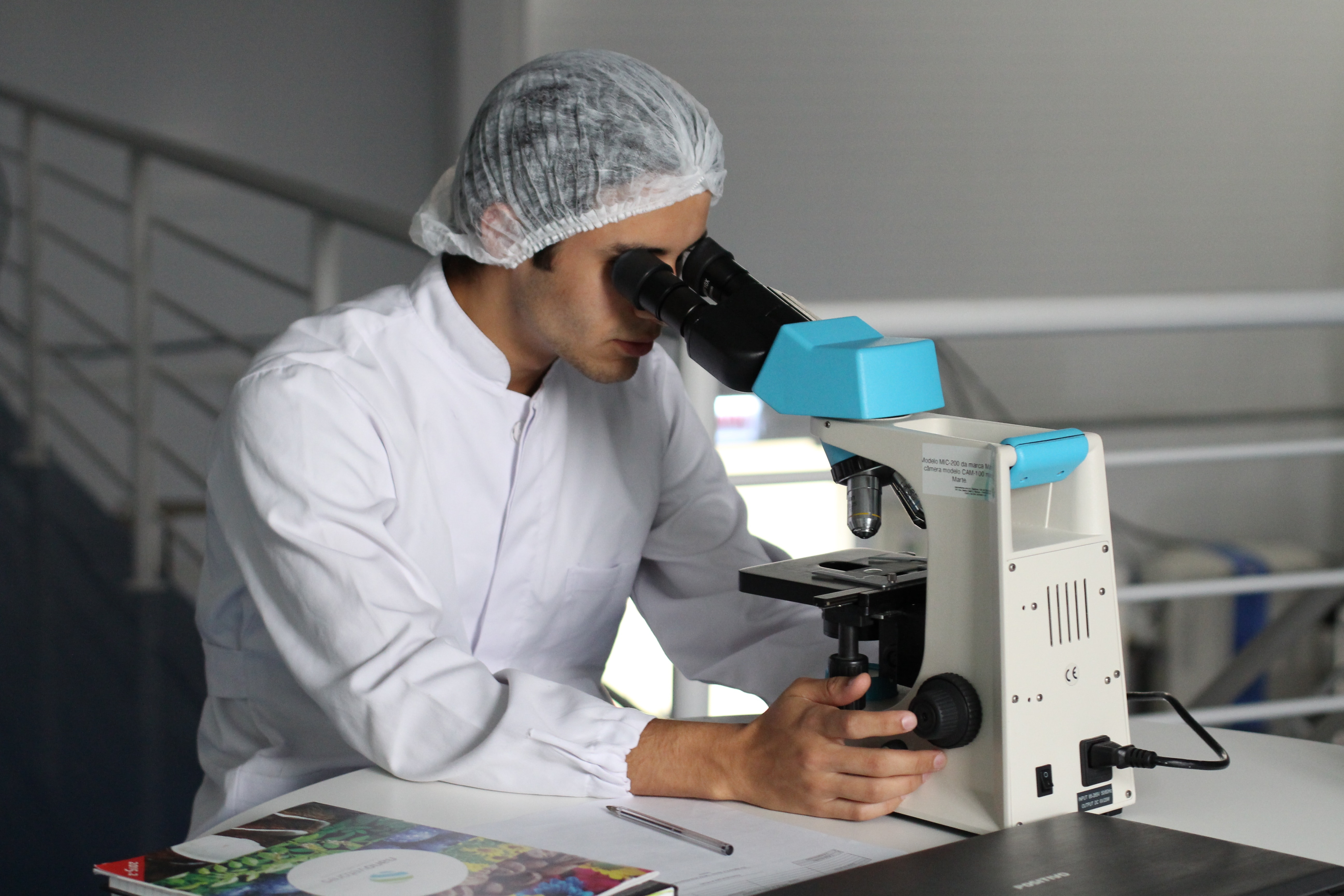 Mann mit Mikroskop in einem Labor