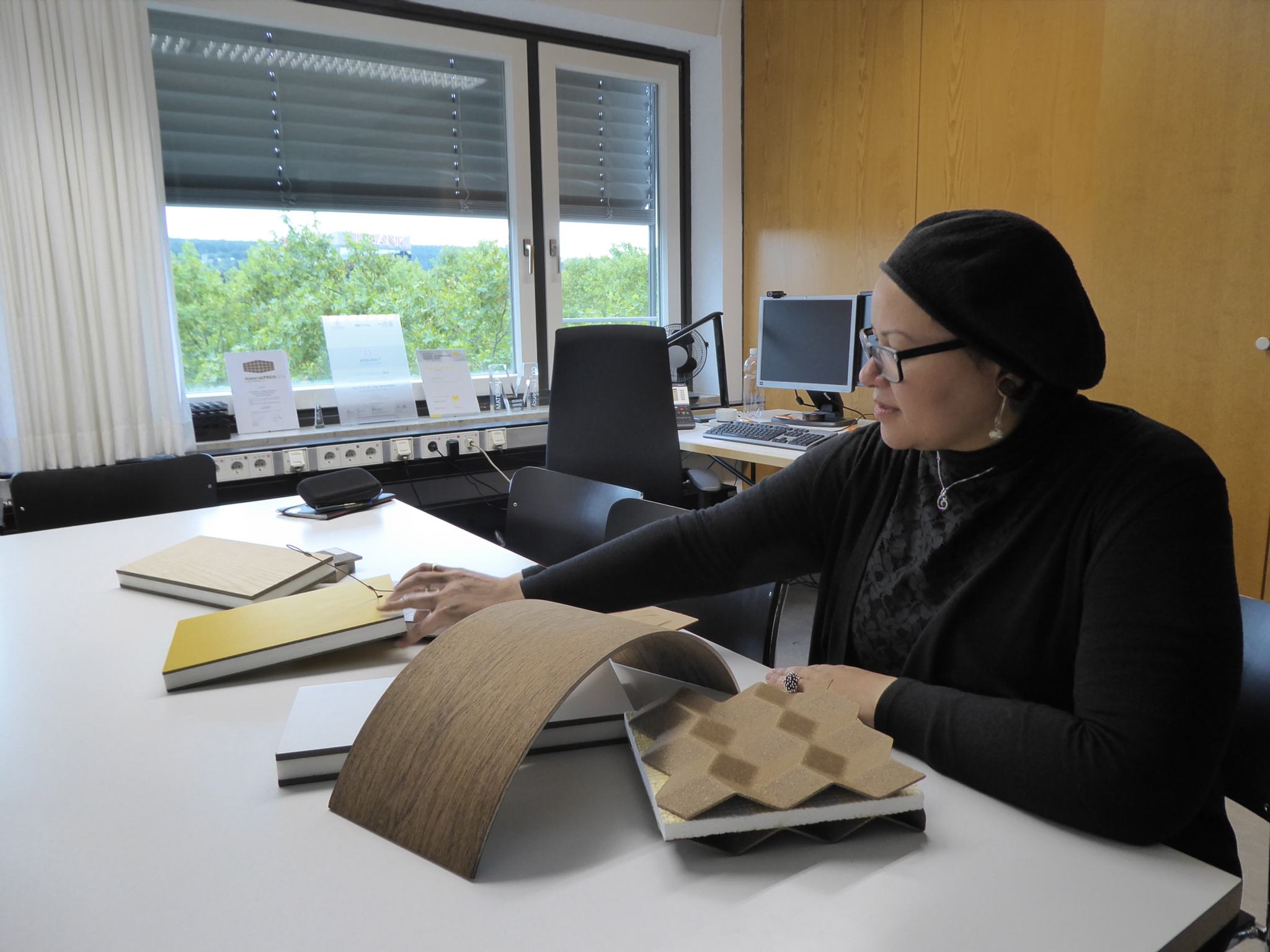 Die Juniorprofessorin Dr.-Ing. Dahy stellt einige von ihr entwickelte Biomaterialien in ihrem Büro zur Schau, darunter die patentierte Faserplatte BIOFLEXI aus Stroh.