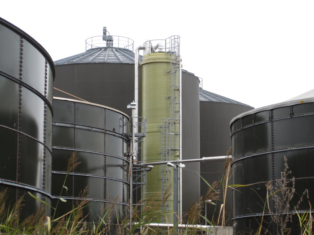 Zu sehen ist eine Biogasanlage. In den Reaktoren vergären Bakterien unter anderem Mais und Abfall zu Biogas.
