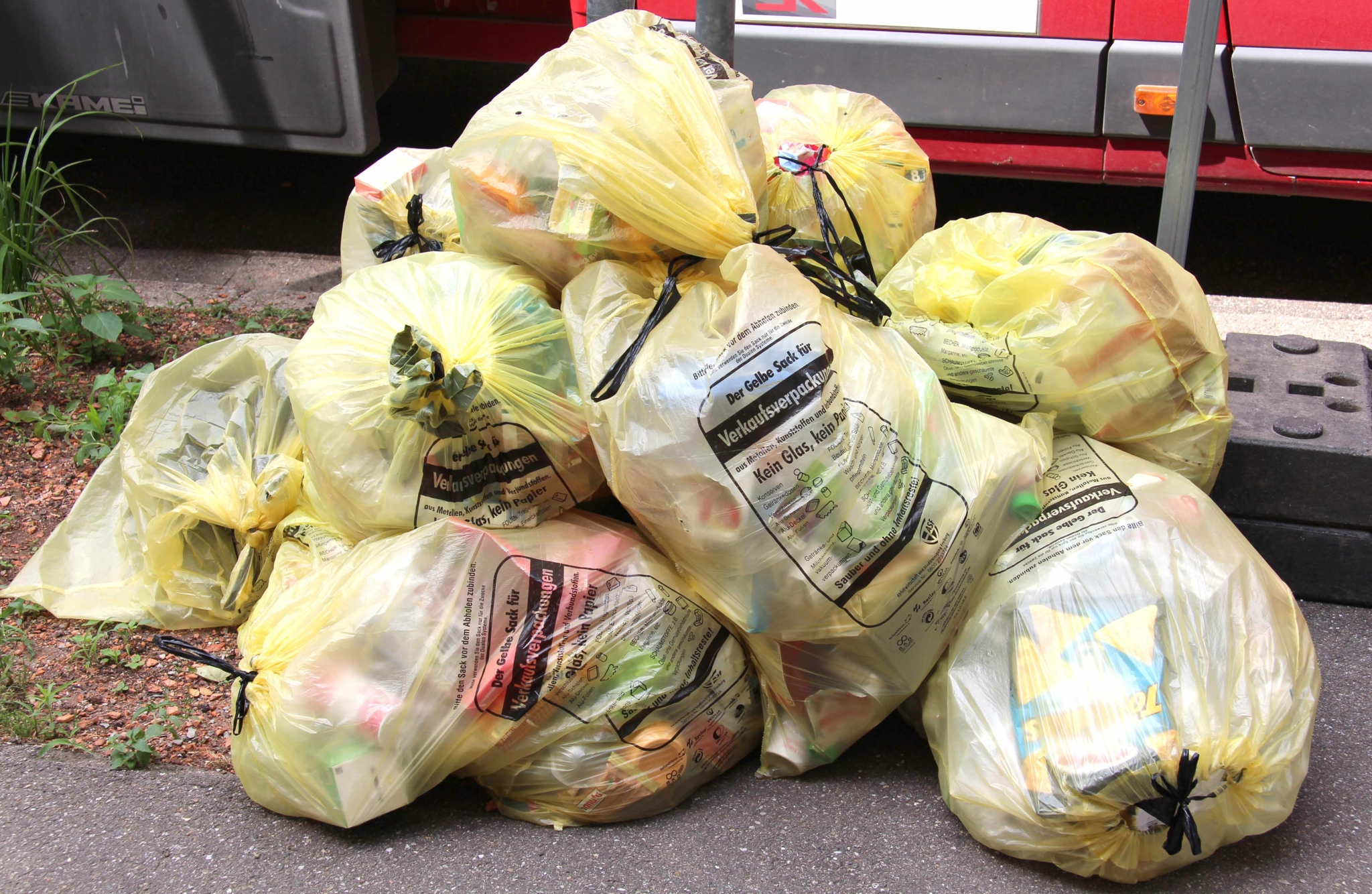 The photo shows several yellow bags at the roadside.
