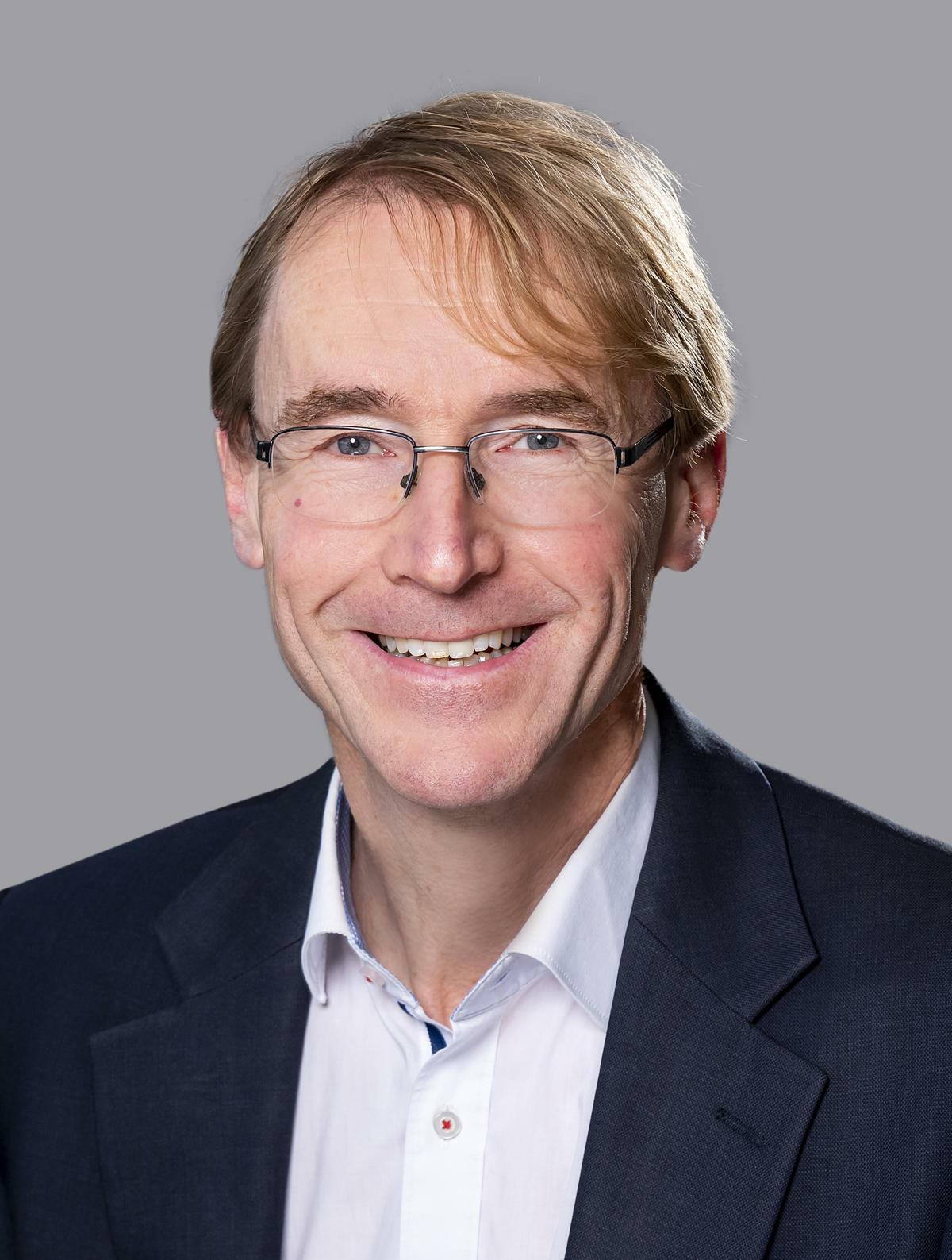 Farbiges Porträtfoto von Prof. Dr.-Ing. Christian Gerhards.