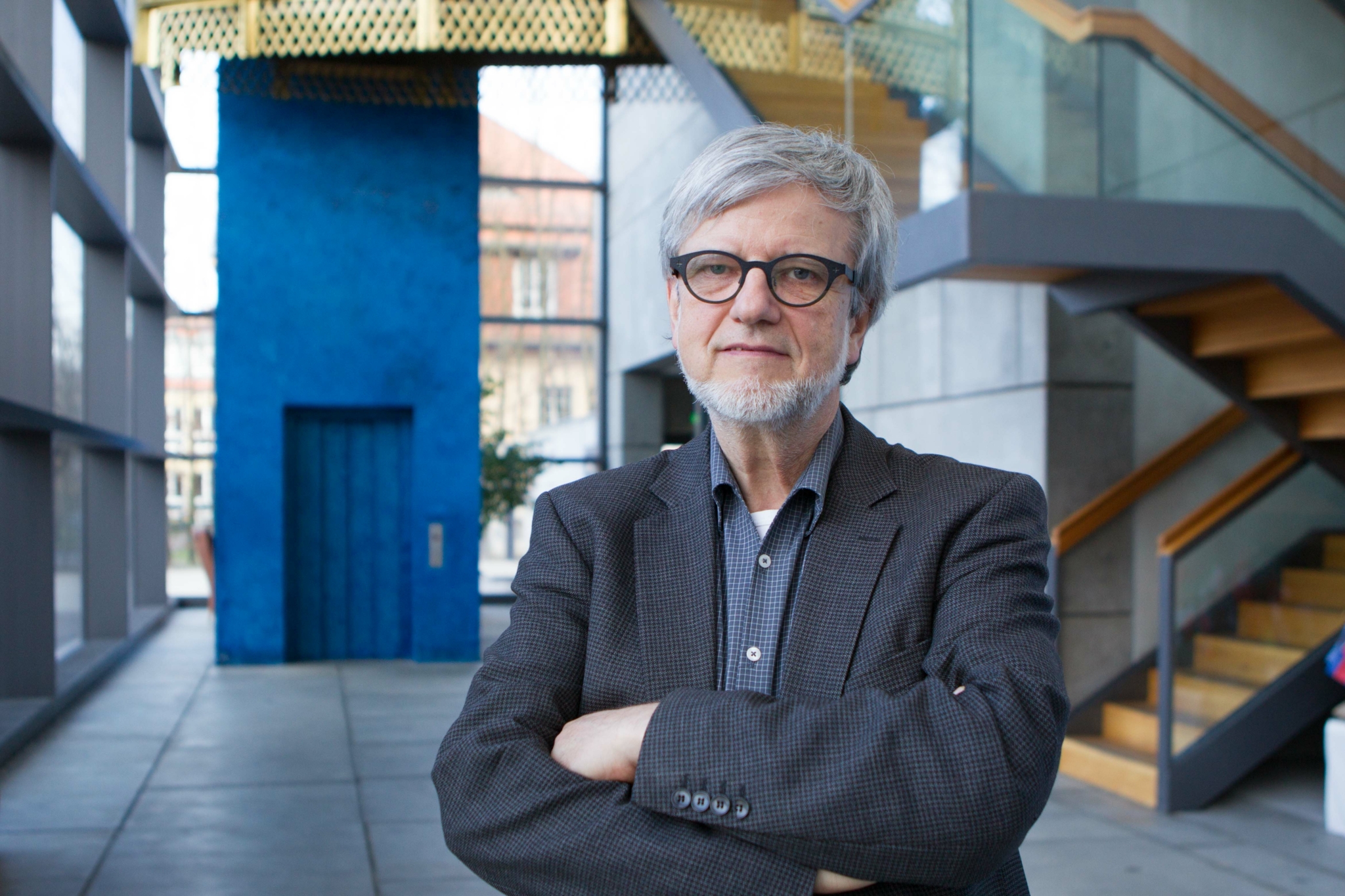The photo shows sustainability researcher Prof. Dr. Ortwin Renn in front of a modern building.