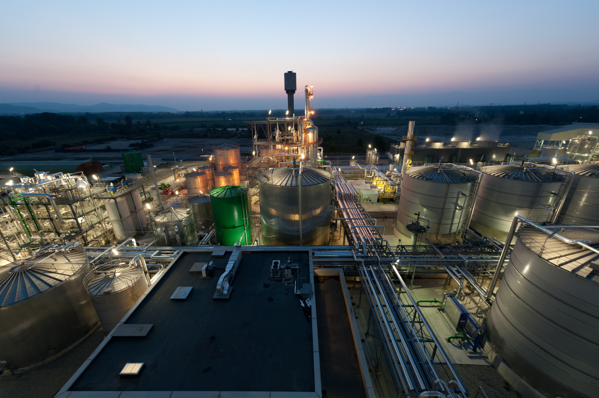 Nächtliche Aufnahme der ersten großtechnischen Anlage zur Produktion von Zellulose-Ethanol im italienischen Piemont, zeigt Äußerlichkeiten einer Chemie-Produktionsstätte.