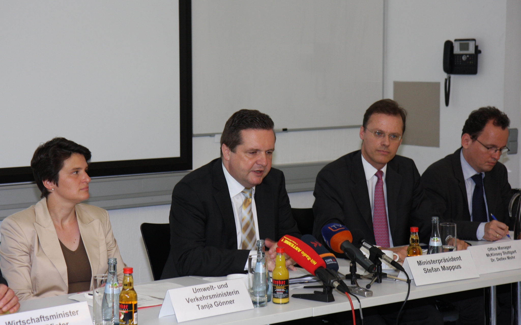 Ministerpräsident Stefan Mappus mit Umweltministerin Tanja Gönner (l.) und Vertretern von McKinsey und dem Institut für Angewandte Wirtschaftsforschung (IAW) bei der Pressekonferenz.