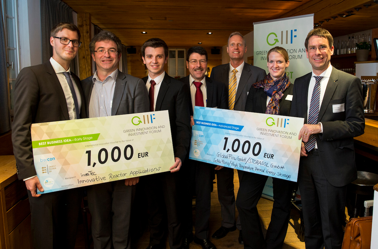 Zu sehen sind die Vertreter der Fimern IneraTec, GlobalFlow GmbH und STORASOL GmbH nach der Verleihung der Auszeichnung "Best Business Idea" beim Green Innovation and Investment Forum 2015.
