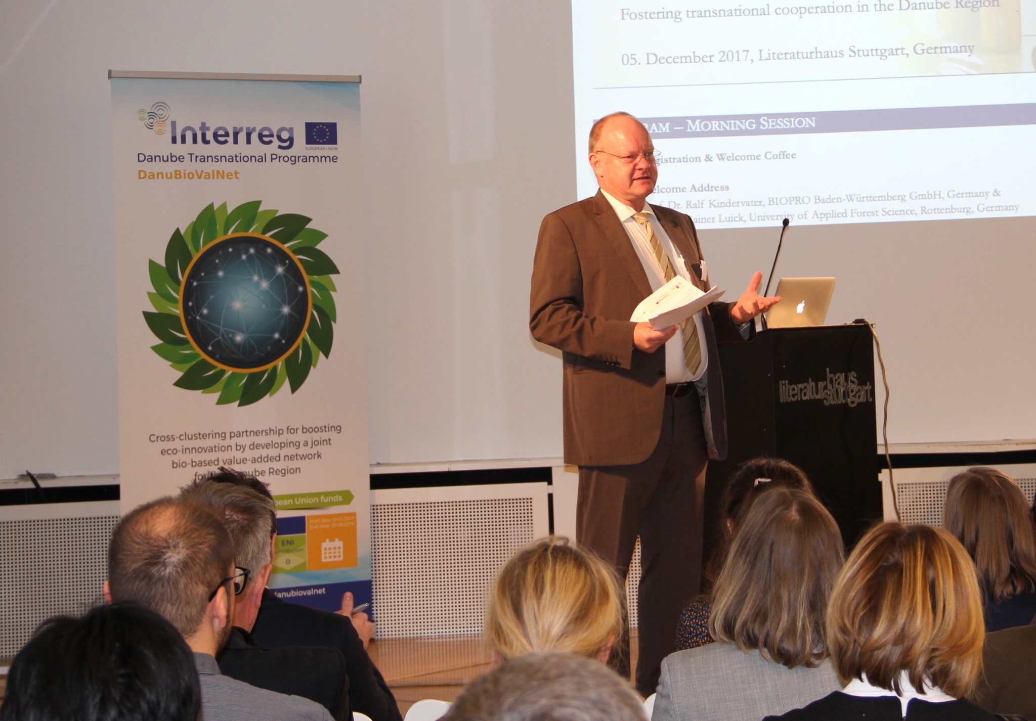 Photo of Prof. Dr. Ralf Kindervater speaking to an audience.