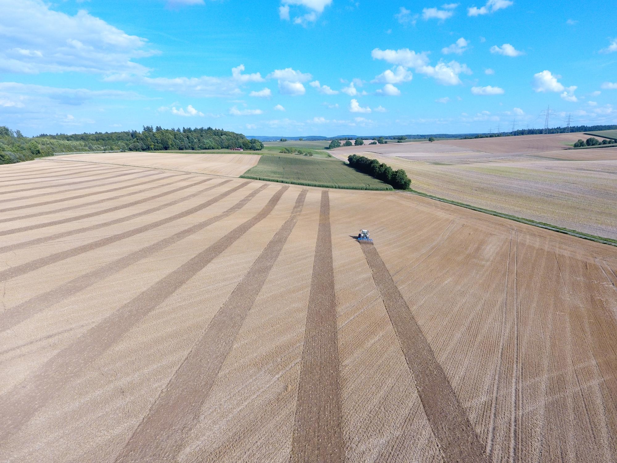 Precision Farming: Landmaschine mit automatisierten satellitengesteuerten Lenksystemen.