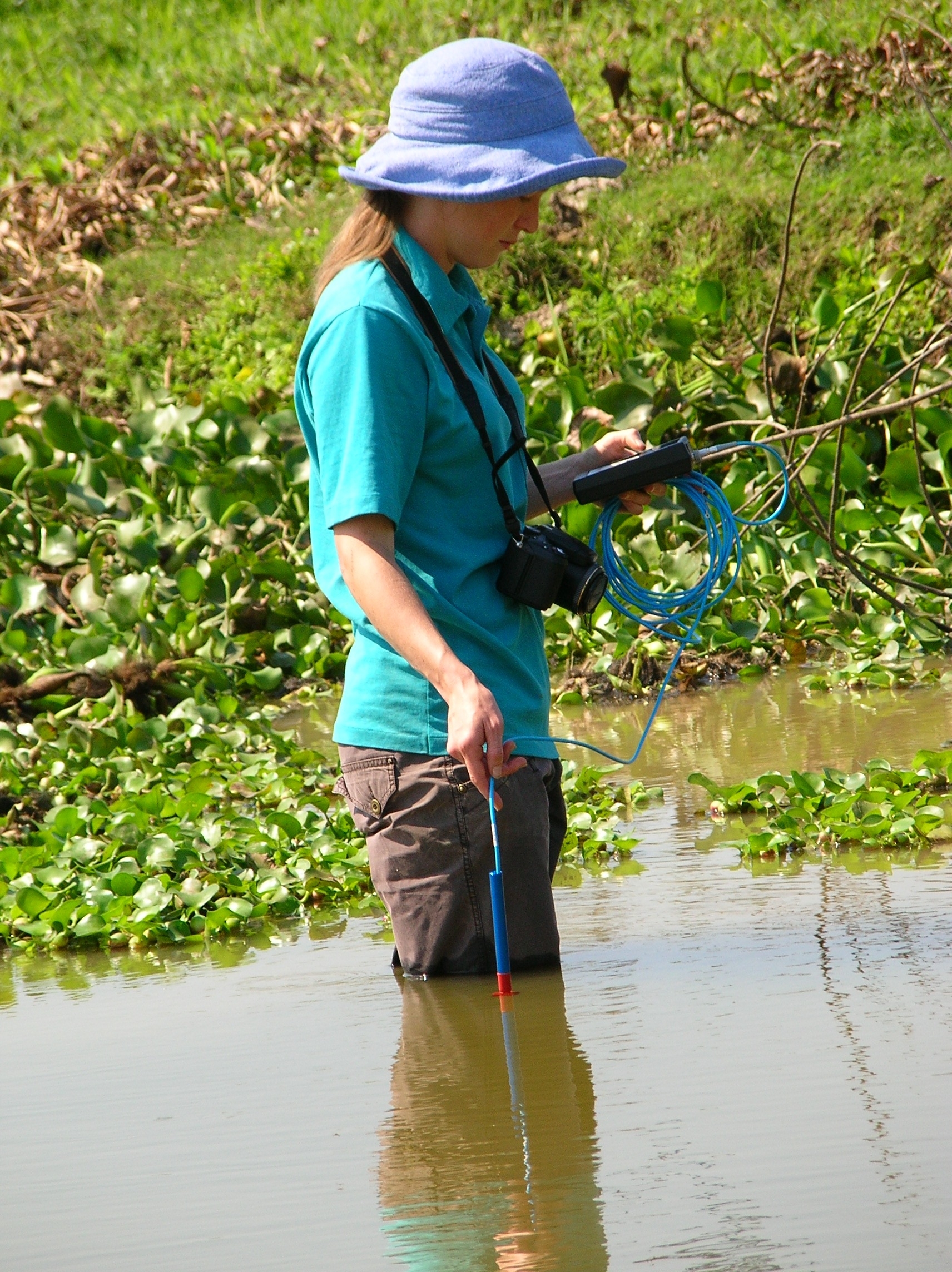 Julia Jones bei ihrer Arbeit in einem Fluss