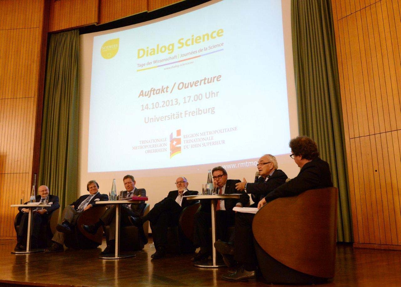 Zu sehen sind Teilnehmer der Podiumsdiskussion bei der Auftaktveranstaltung Dialog Science.