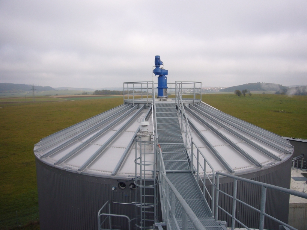 Zu sehen ist der obere Teil einer Biogasanlage nach dem "Däniscehn" Prinzip. Beim „Dänischen“ Prinzip sind Rührwerk und Motor an der Fermenteroberseite angebracht. Das reduziert den Stromverbrauch und vereinfacht den Zugriff.