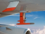 Zu sehen ist der Ausschnitt des Flugzeugs, an dem das Luft-Einlass-System angebracht ist.
