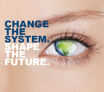 Nahaufnahme der Augenpartie einer Person. Zu sehen sind lediglich Wimpern, Augenbrauen sowie das Auge. Die Pupille ist ein Globus mit grün eingefärbten Kontinenten. Nebenstehend ist ein Slogan zu sehen: „Change the system. Shape the future“.