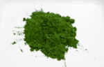 Grünes Mikroalgen-Pulver auf weißem Hintergrund