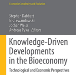 Das Cover des Buches zeigt den Titel “Knowledge-Driven Developments in the Bioeconomy: Technological and Economic Perspectives” und die Namen der Herausgeber.