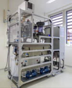Chemische Anlage im Labor mit Pumpen, Schläuchen und Geräten zur Elektrolyse