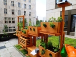 Die vertikalen Kleingärten sind auf einem Balkon ausgestellt.