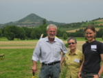 Prof. Dr. Wilhelm Claupein und Mitarbeiterinnen des Instituts für Pflanzenbau und Grünland der Universität Hohenheim auf einem Feld