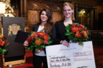 Das Gründerteam Seda Erkus (links) und Nadine Antic erhält den Darboven IDEE-Förderpreis 2013 im Hamburger Rathaus.