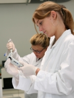 Two pupils are working in a laboratory