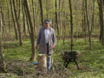 Es ist ein Privatwaldbesitzer zu sehen, der sein Restholz bündelt.