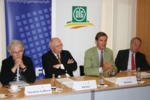 Photo der Personen Prof. Dr. Nüsslein-Volhard, Prof. Dr. Kleiner, Carl-Albrecht Bartmer und Dr. Oetker auf der Pressekonferenz in Berlin